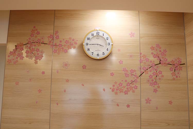待合室の壁には桜のモチーフを入れました